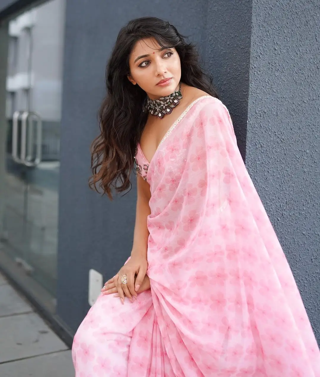 MALAYALAM ACTRESS MIRNA MENON IN PINK SAREE SLEEVELESS BLOUSE 2